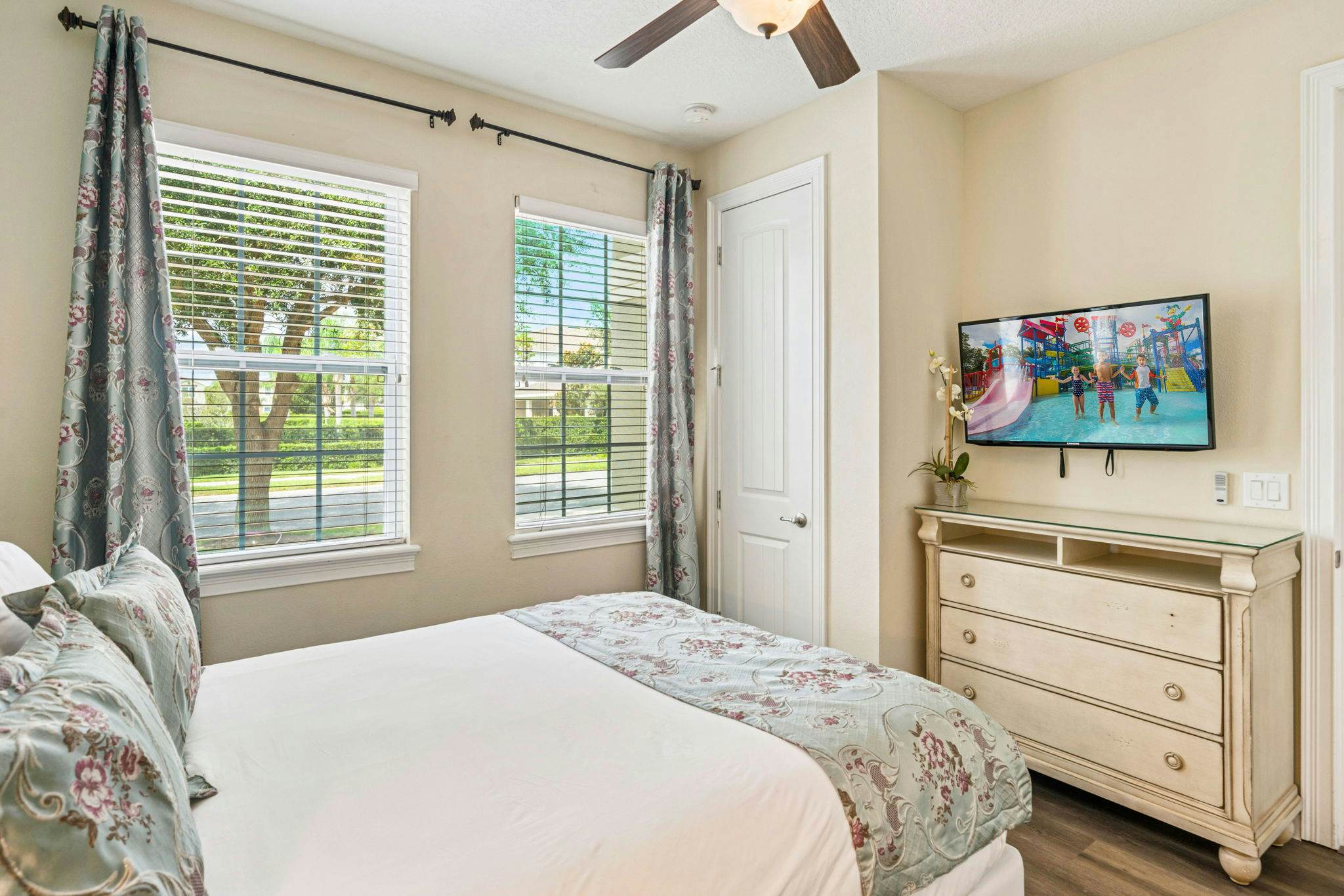 EC032 - The Sun-filled Estate