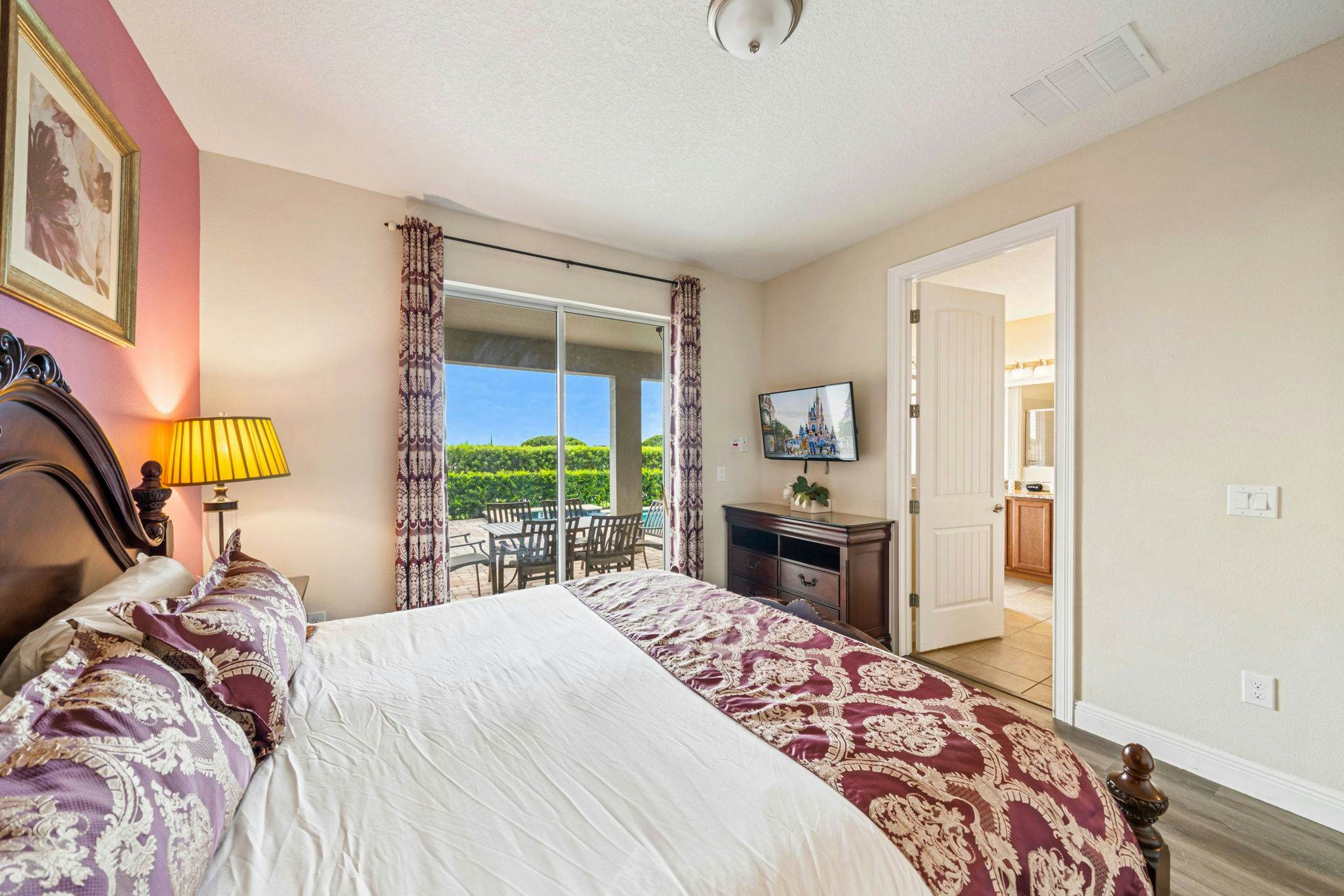 EC032 - The Sun-filled Estate