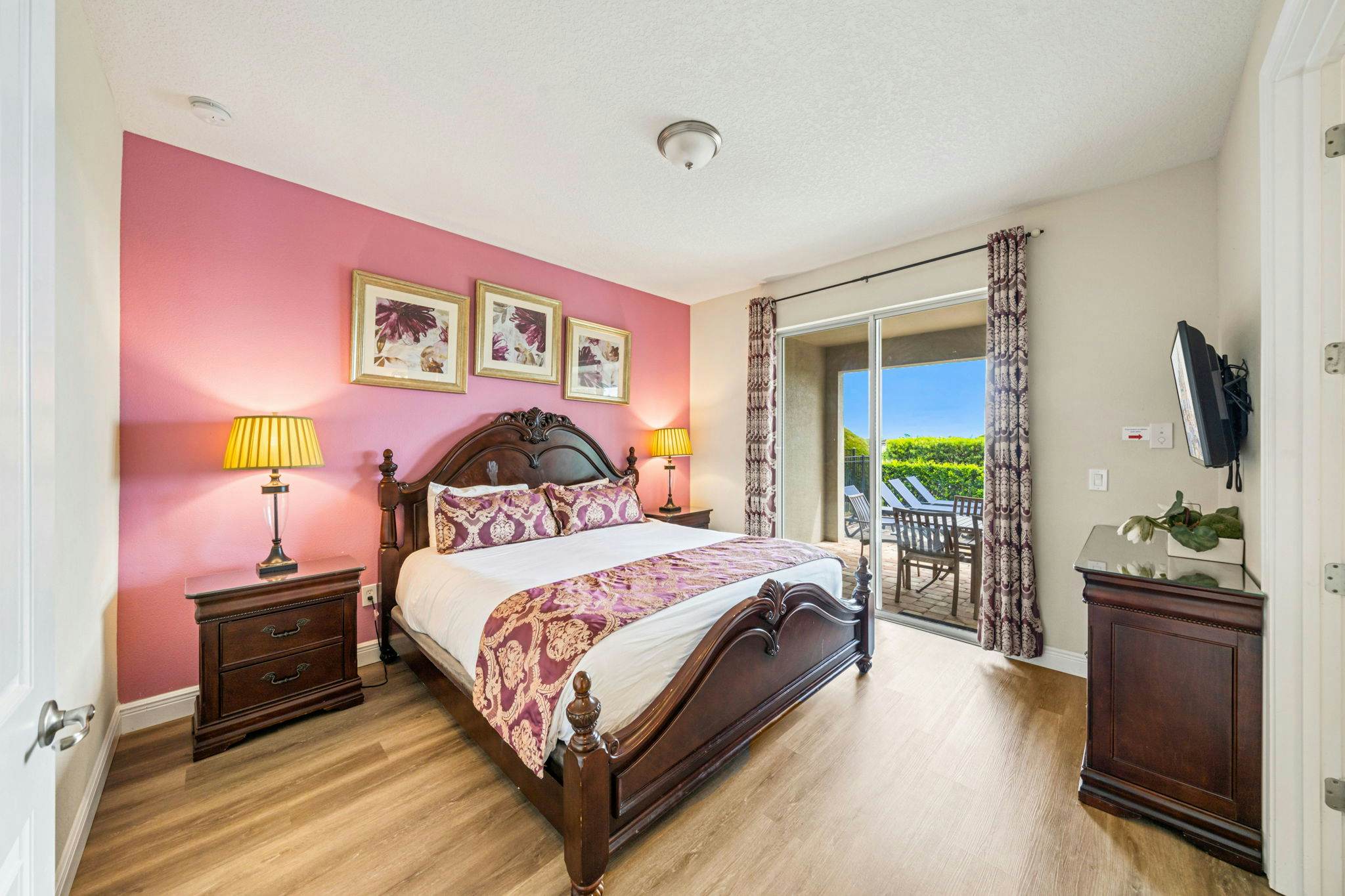 EC032 - The Sun-filled Estate