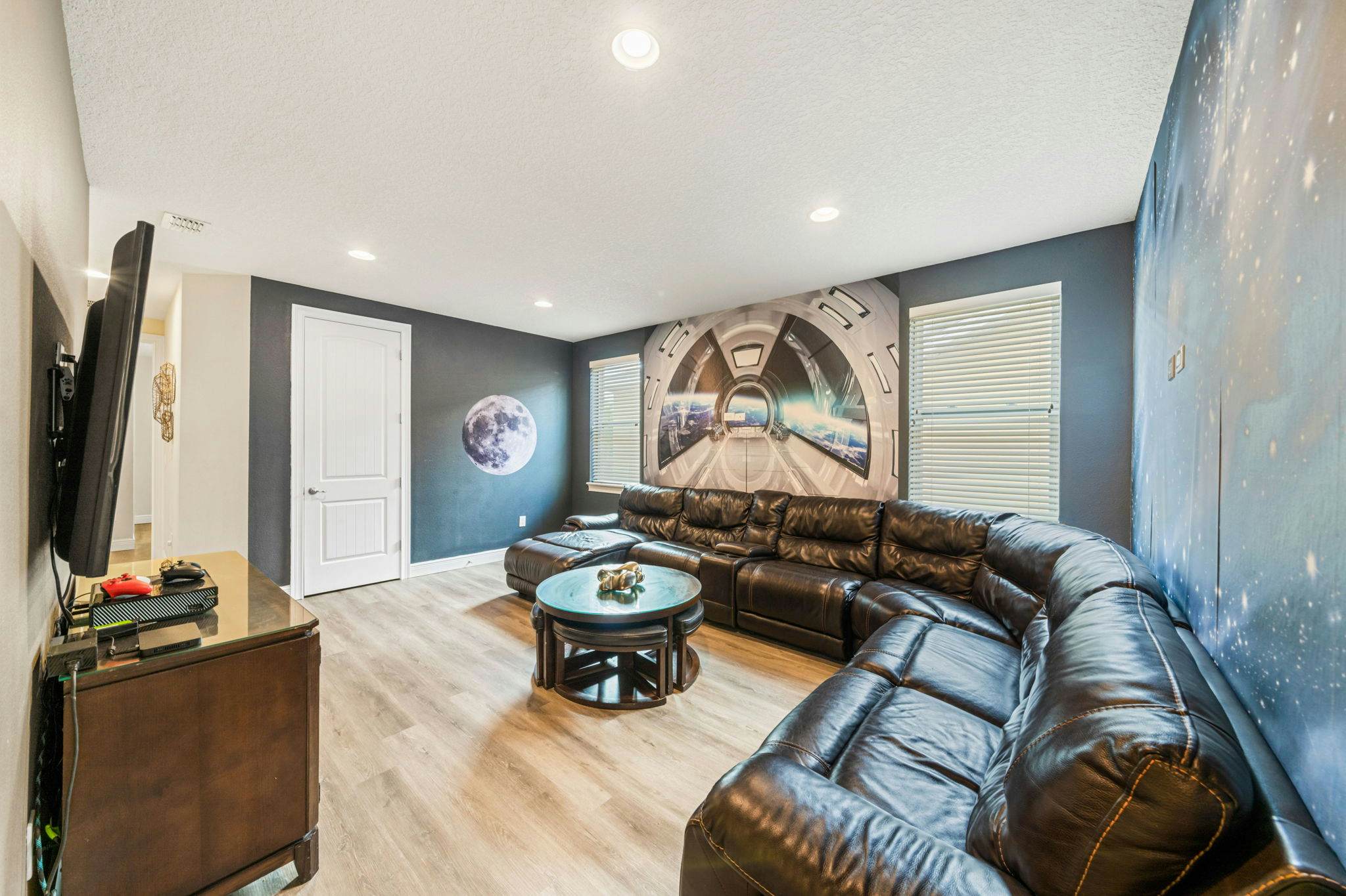 EC032 - The Sun-filled Estate