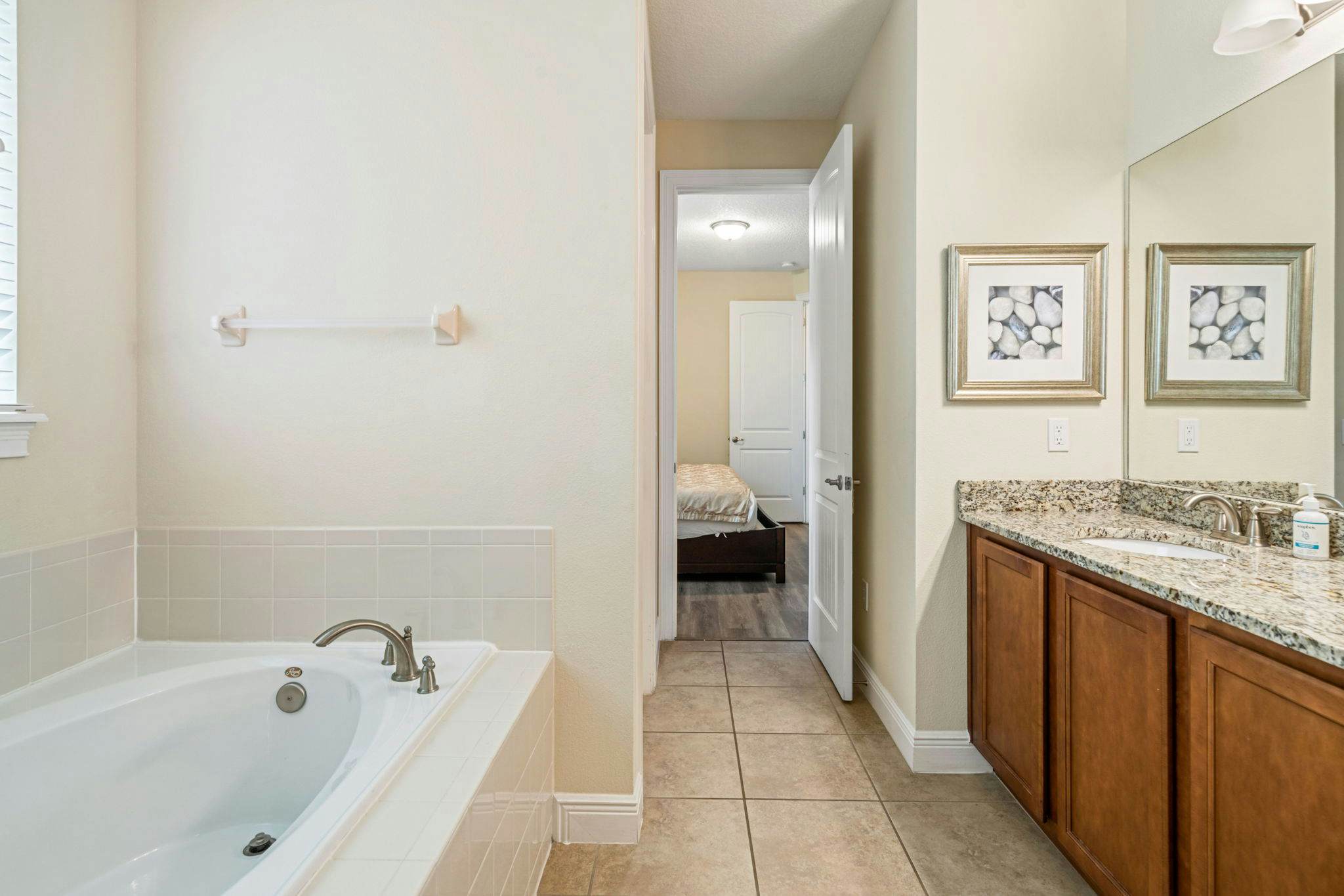 EC032 - The Sun-filled Estate