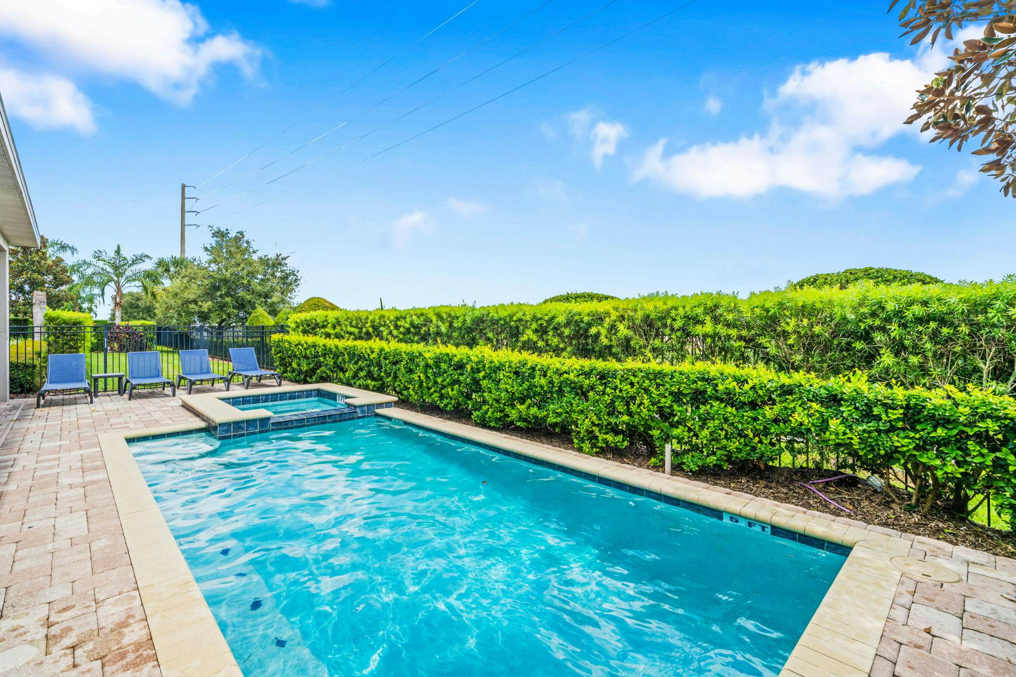 EC032 - The Sun-filled Estate