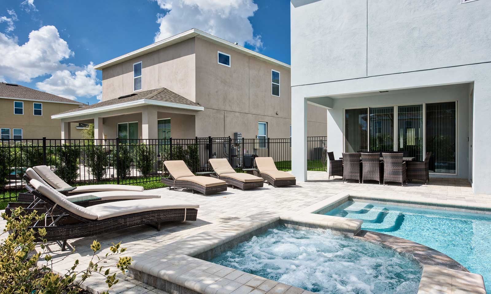 EC195 - The Wonderfully Roomy Villa - STF