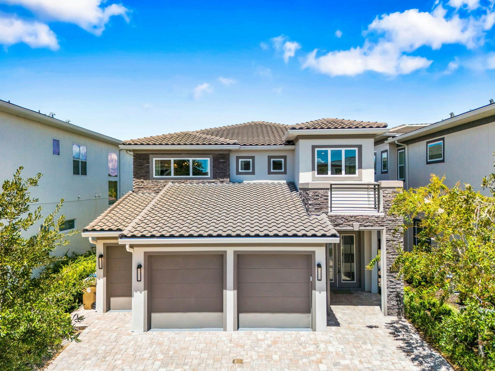 BD016E - The Tropical Bear's Den Oasis