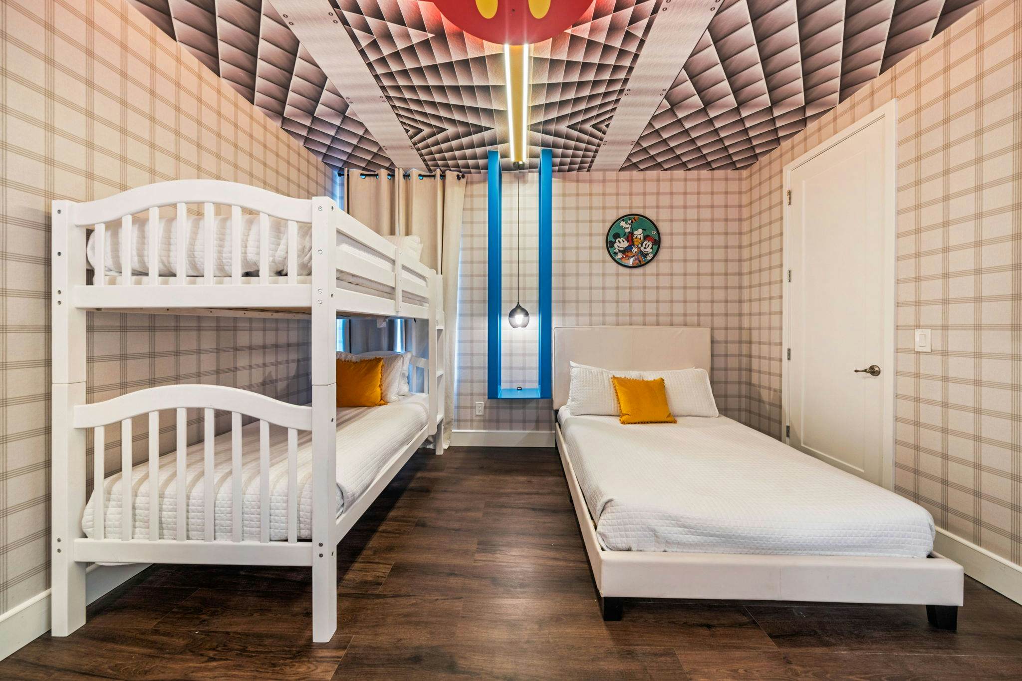 BD016E - The Tropical Bear's Den Oasis