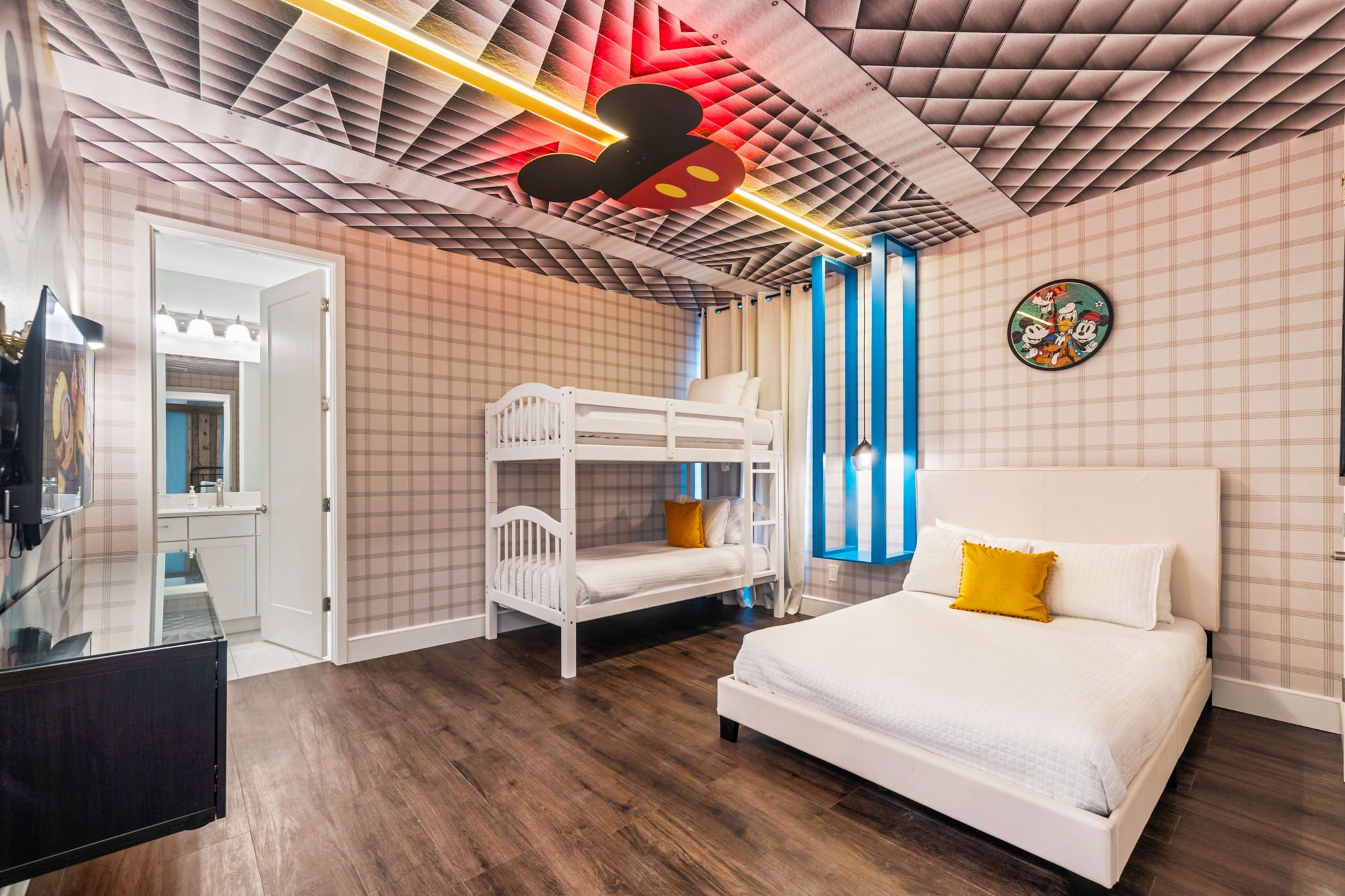 BD016E - The Tropical Bear's Den Oasis