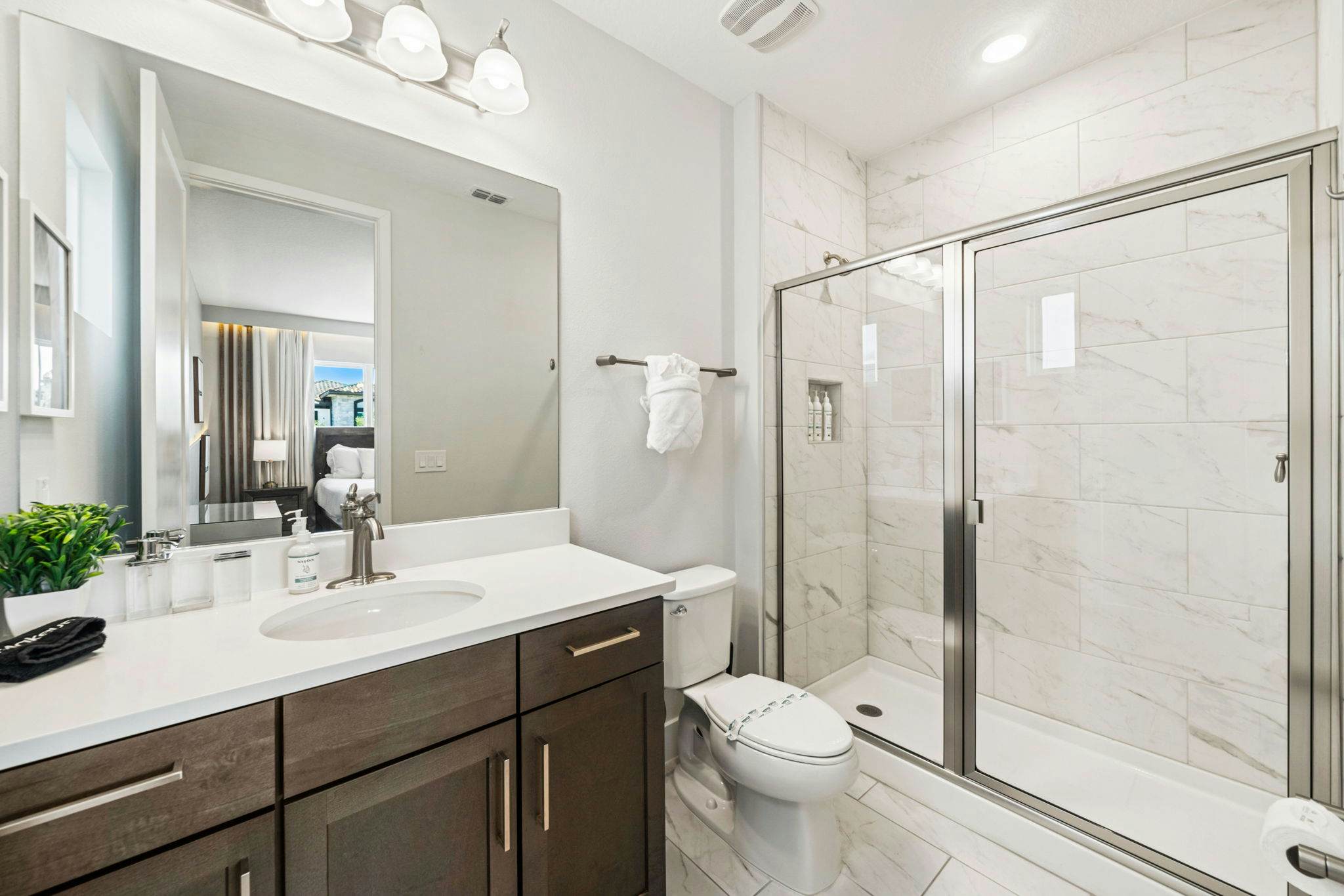 BD016E - The Tropical Bear's Den Oasis