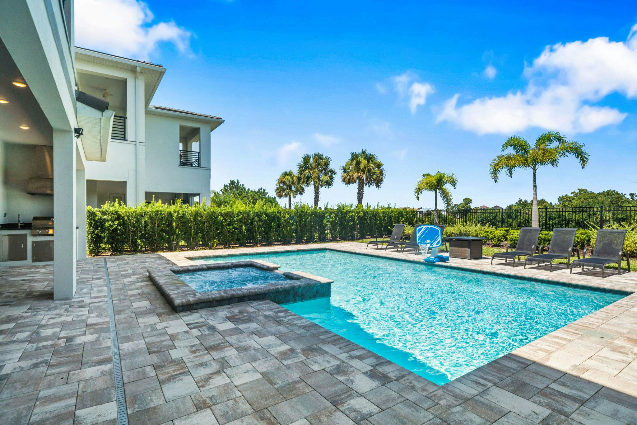 BD016E - The Tropical Bear's Den Oasis