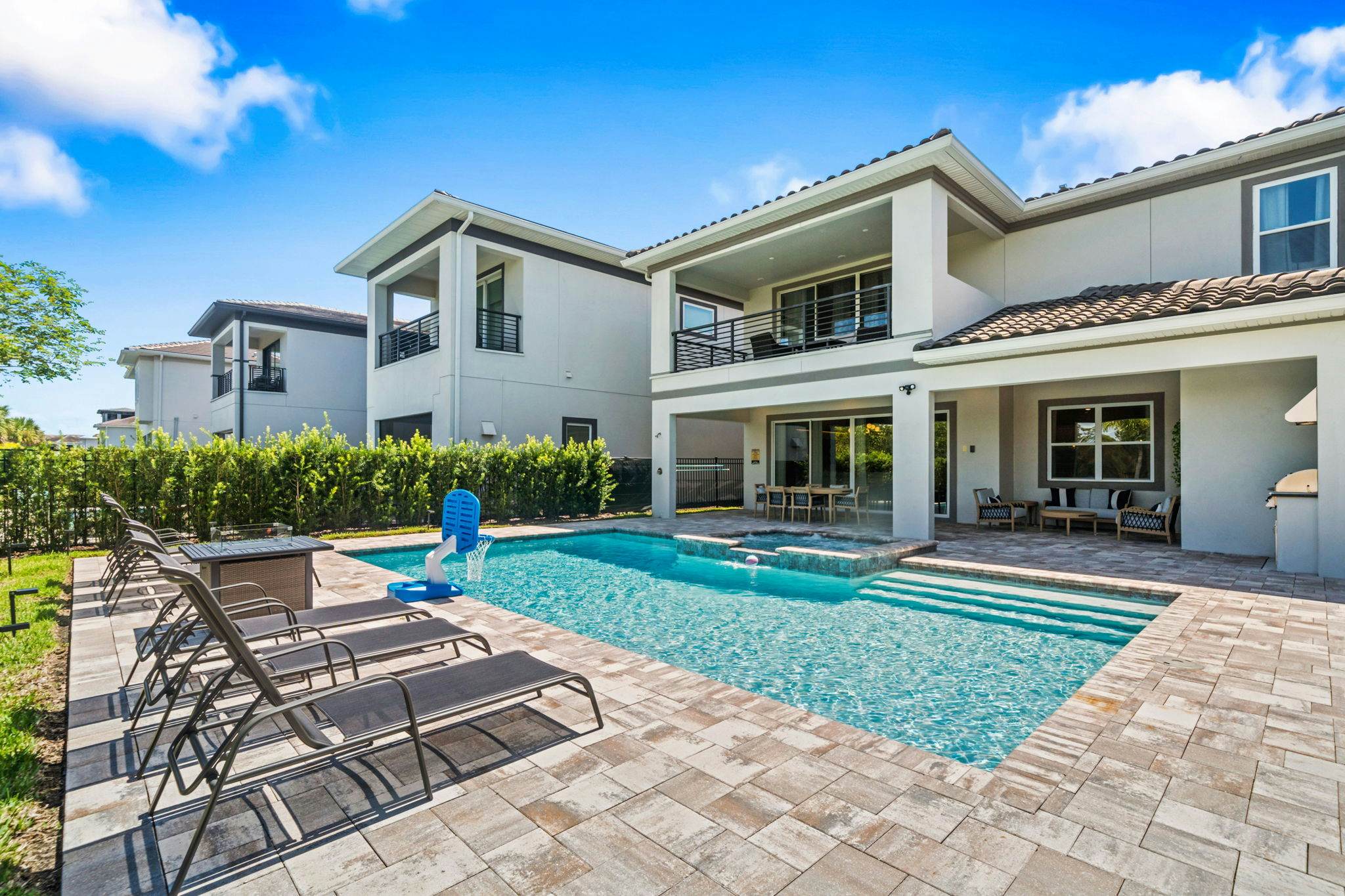 BD016E - The Tropical Bear's Den Oasis