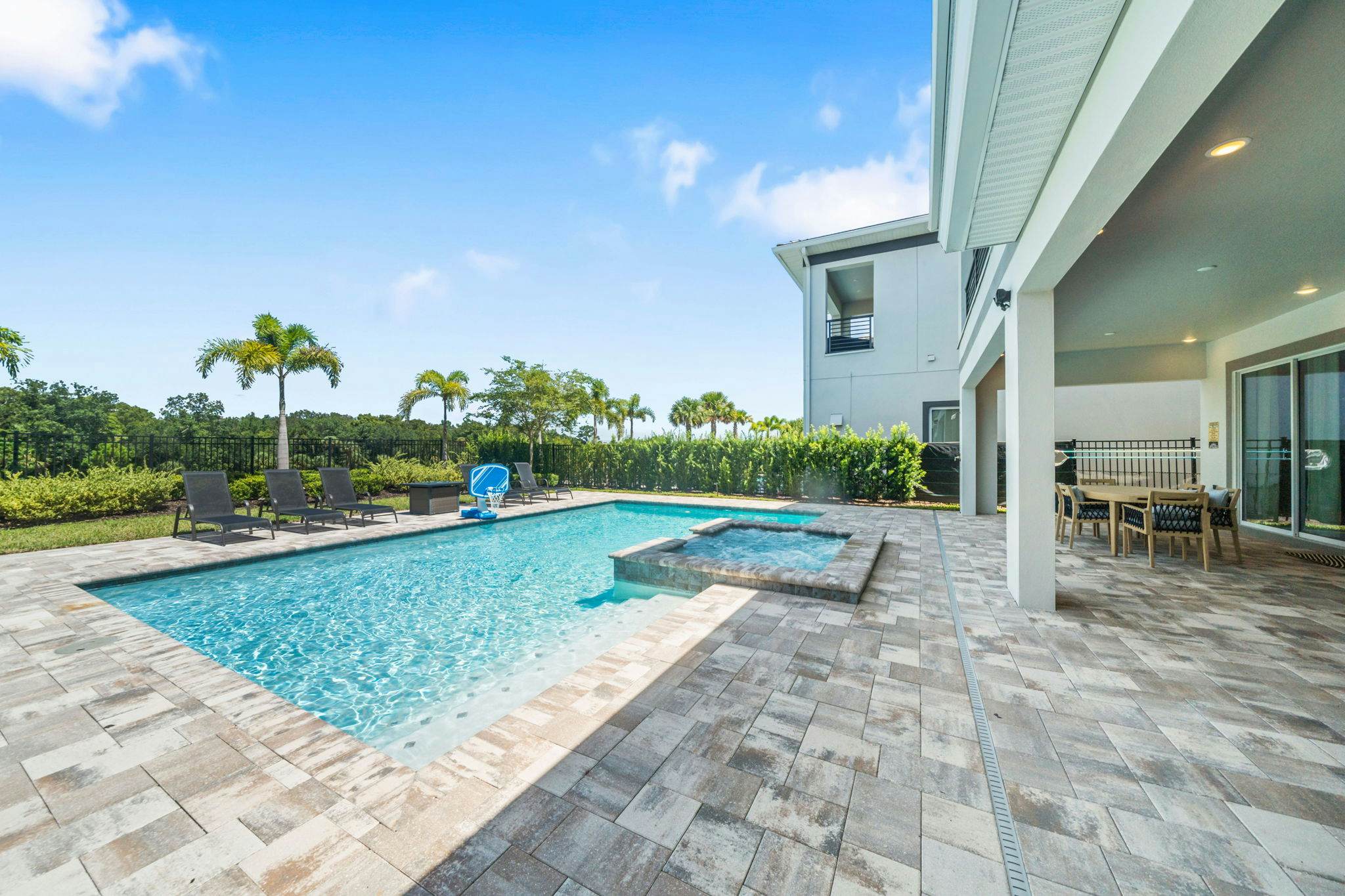 BD016E - The Tropical Bear's Den Oasis