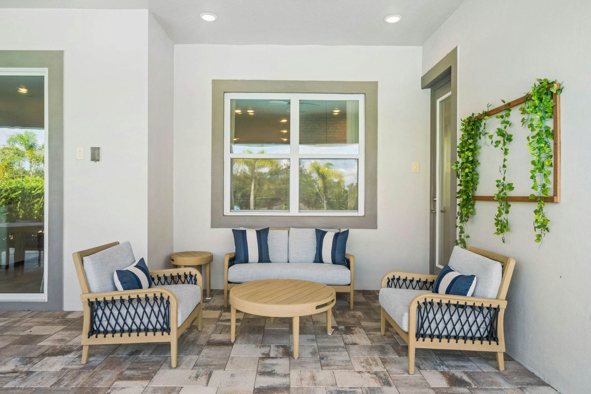 BD016E - The Tropical Bear's Den Oasis