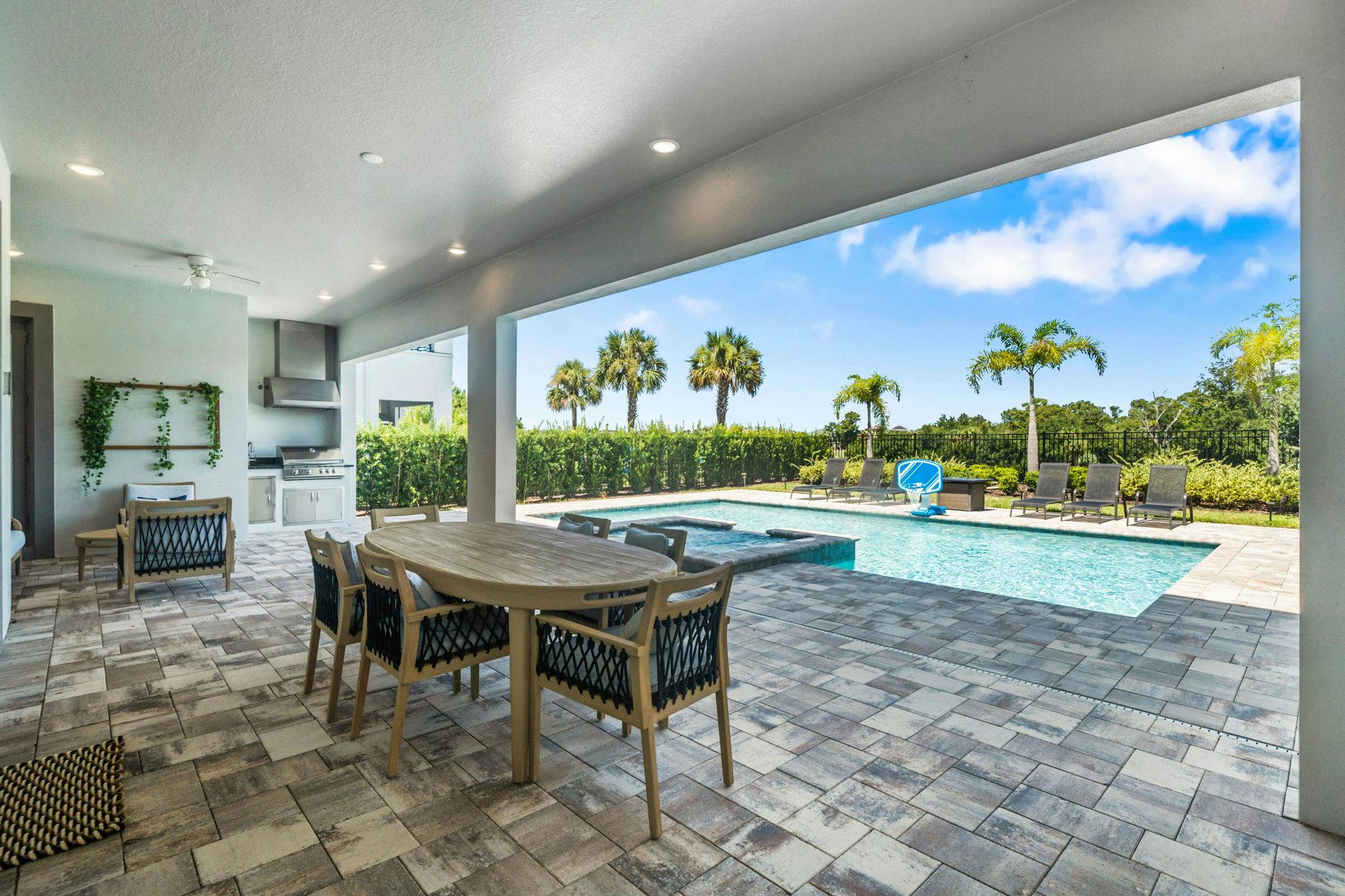 BD016E - The Tropical Bear's Den Oasis