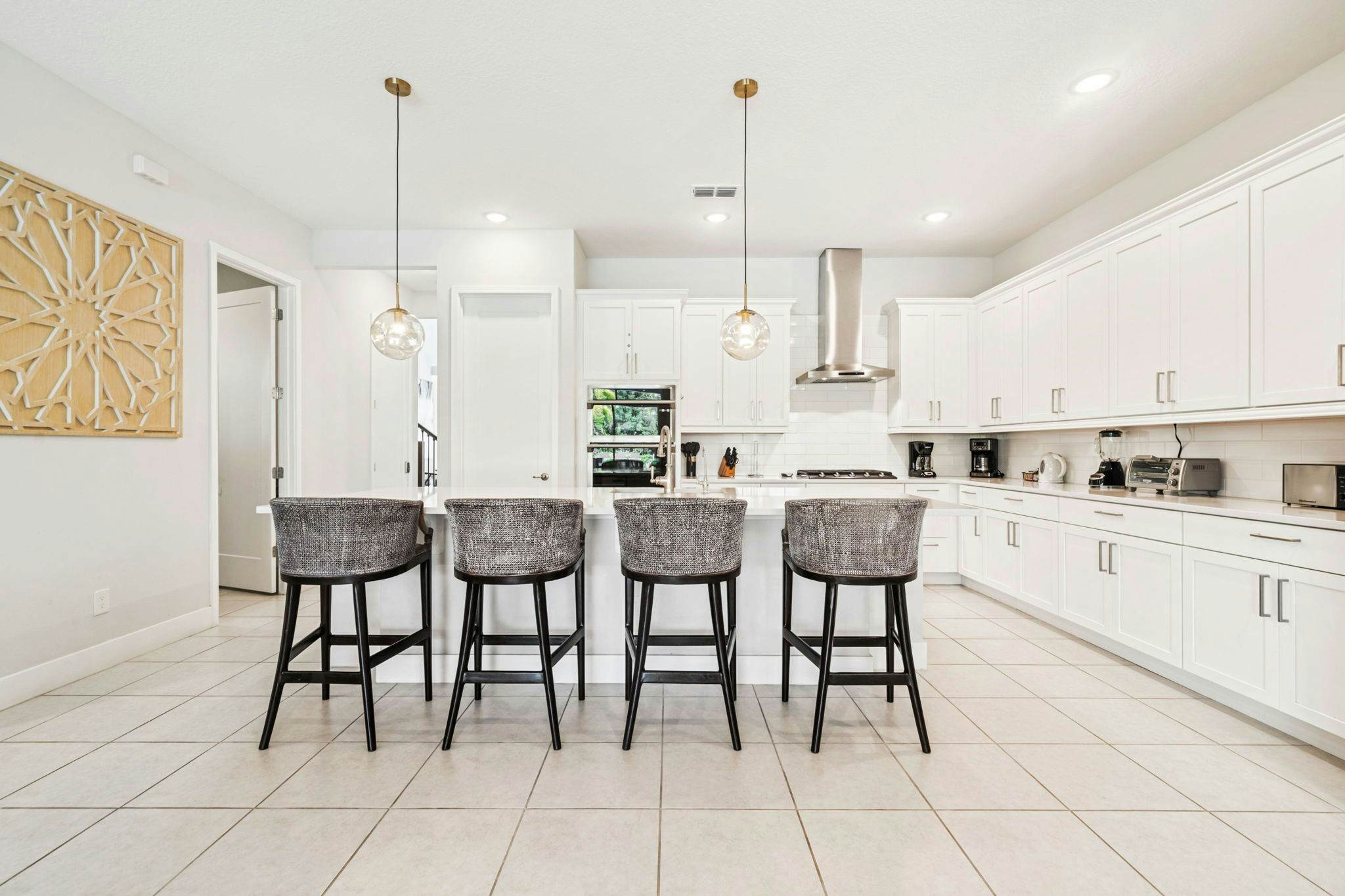 BD016E - The Tropical Bear's Den Oasis