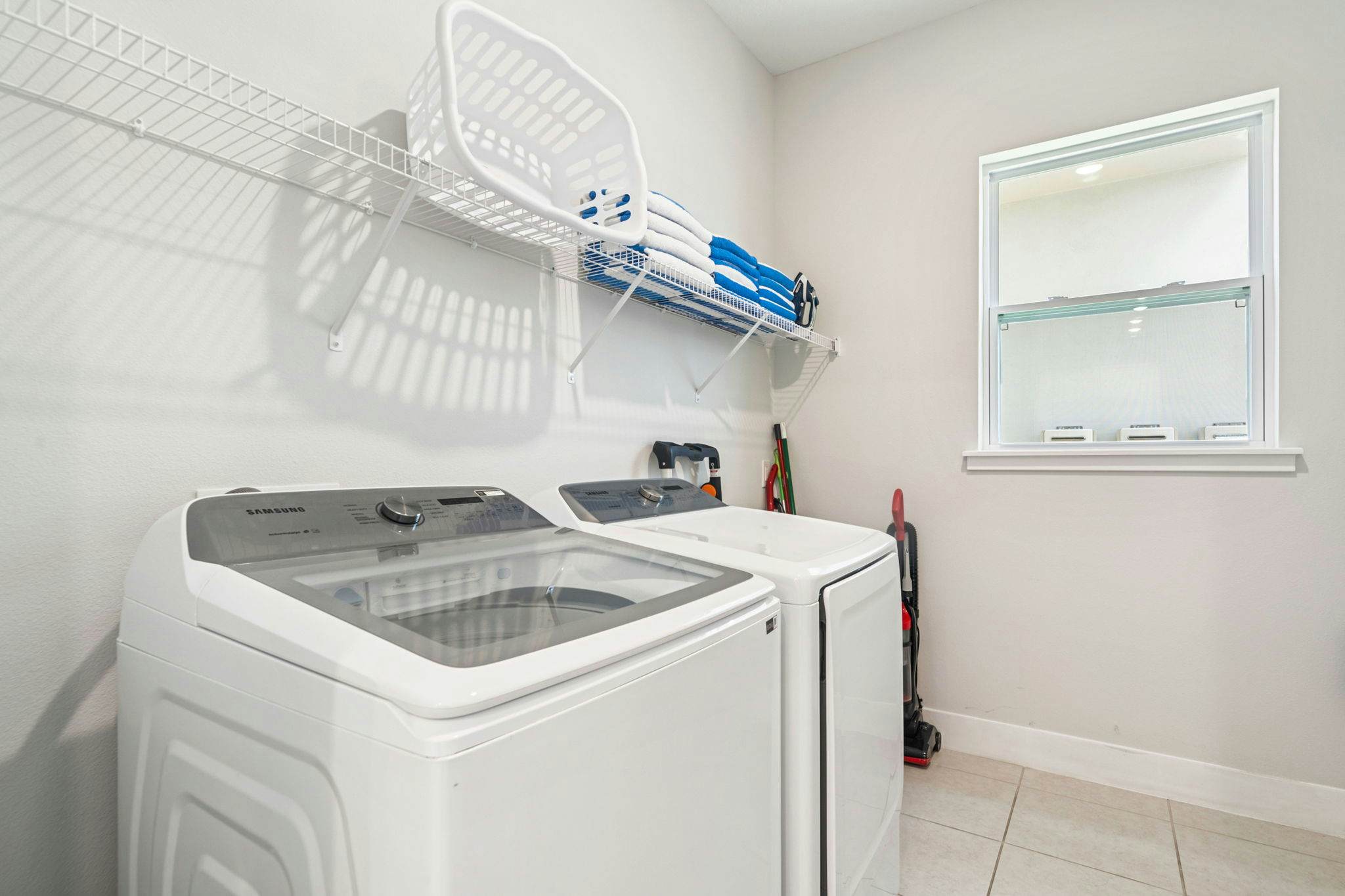 BD016E - The Tropical Bear's Den Oasis