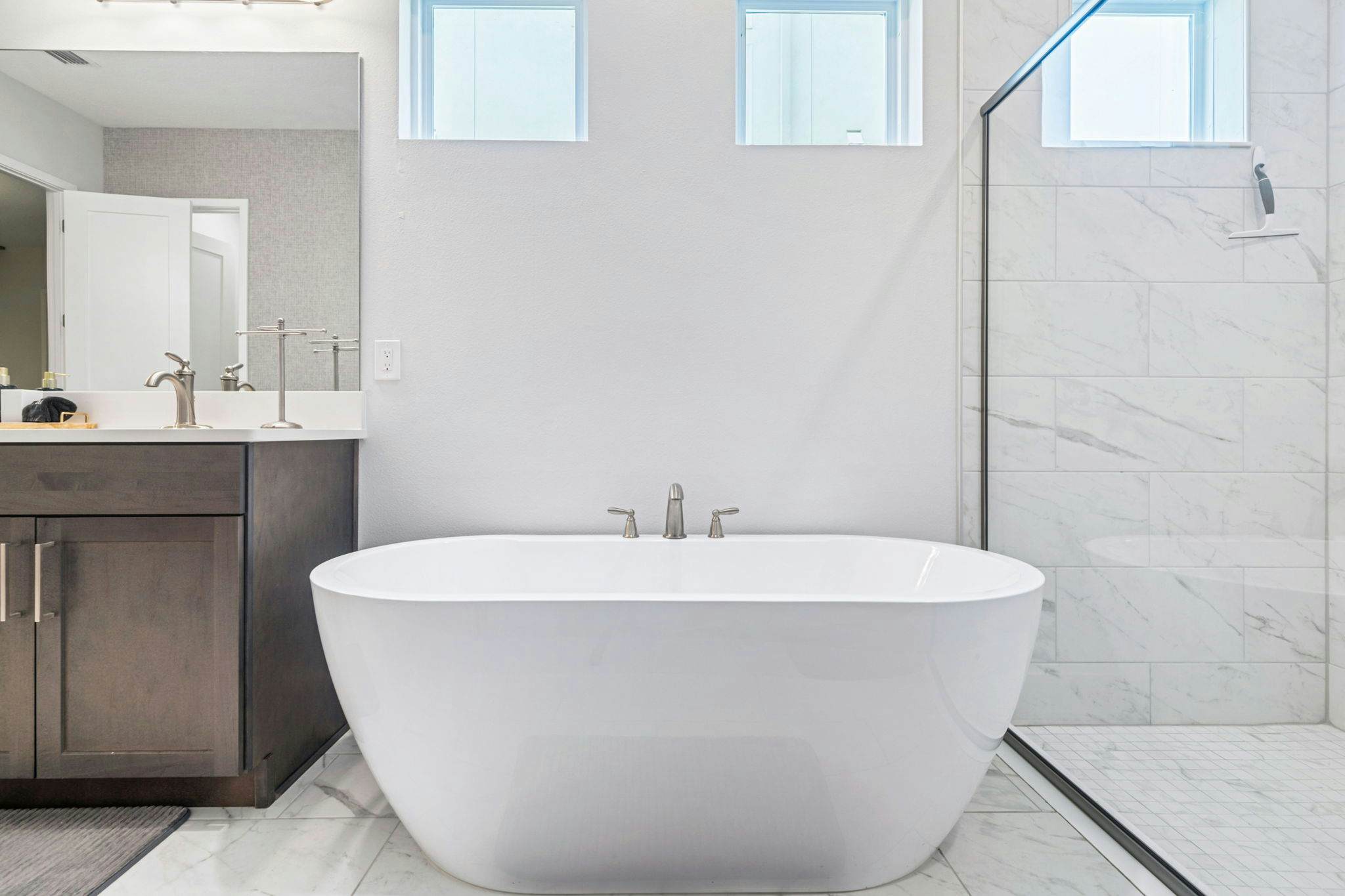 BD016E - The Tropical Bear's Den Oasis