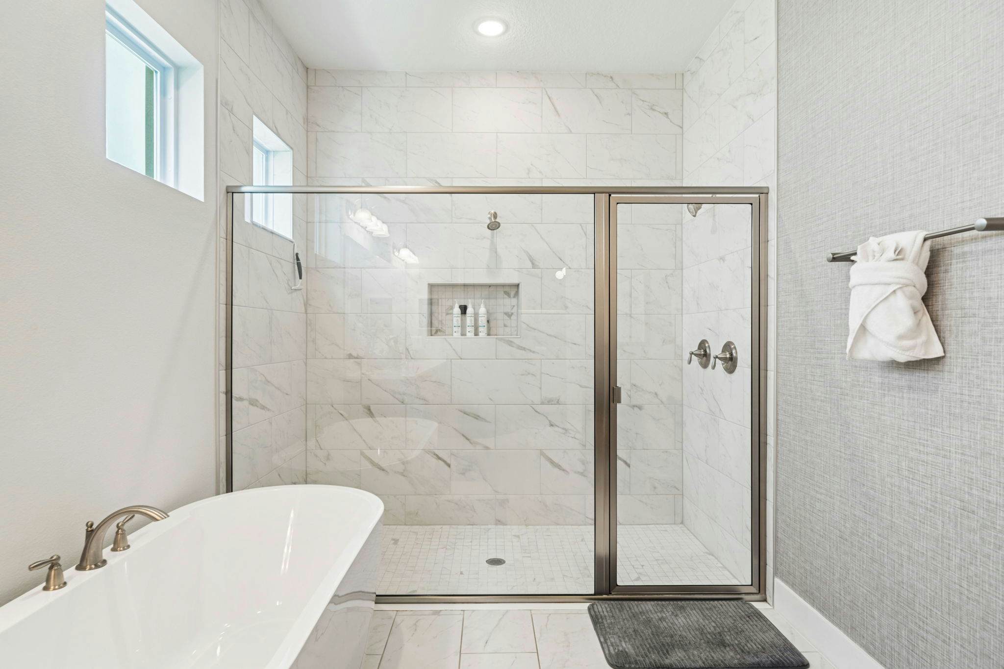 BD016E - The Tropical Bear's Den Oasis