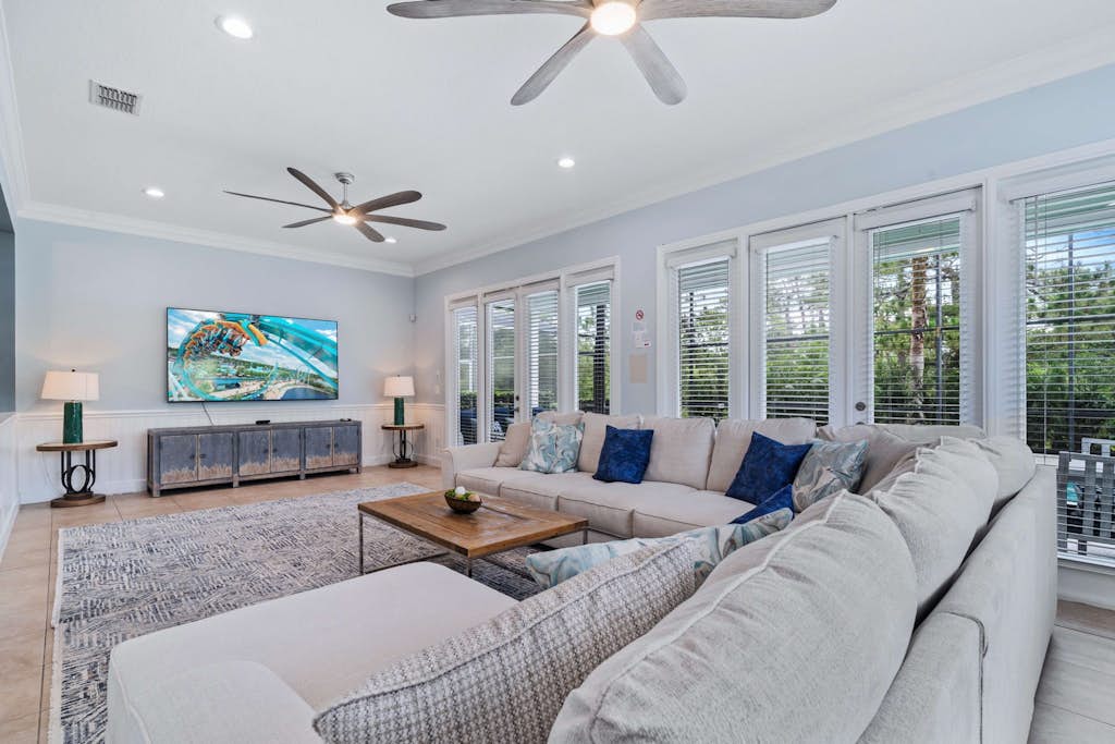 Modern Seaside Cottage w private pool & game room