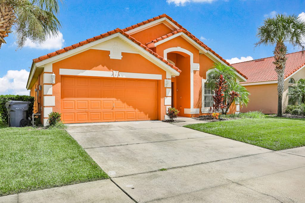 Dog-friendly home with private outdoor pool, high-speed WiFi, and central AC