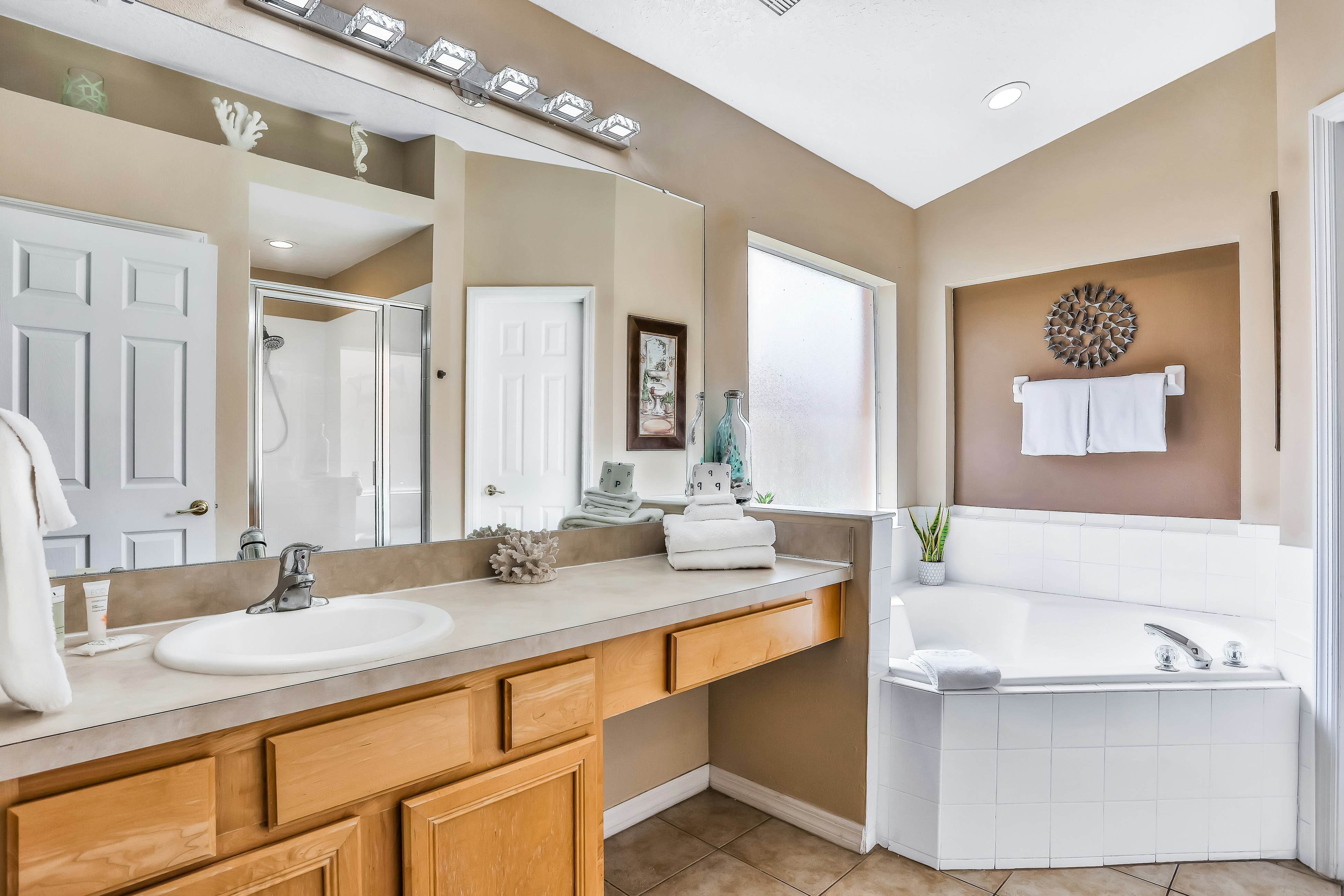 AVI101-316-5-P - 5BD Davenport Spacious Family Retreat