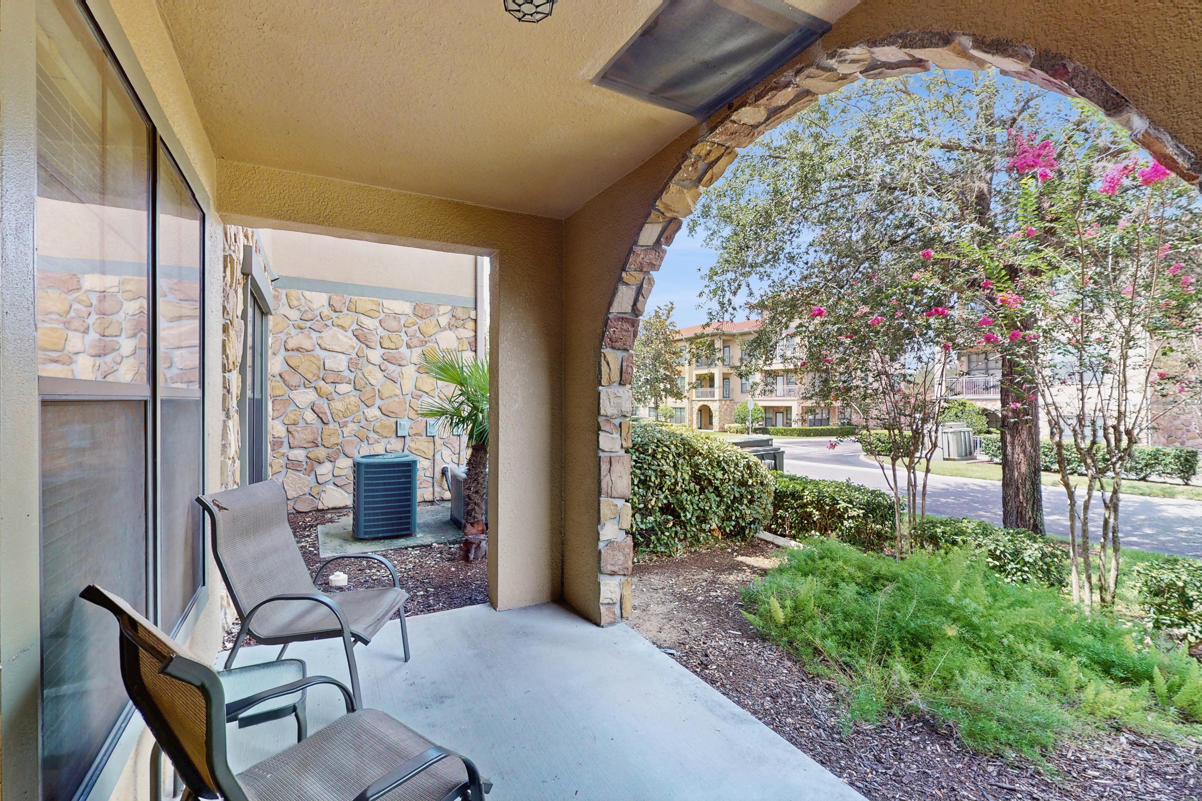 Dog-friendly condo on ground floor with fast WiFi, shared pool, hot tub, & W/D