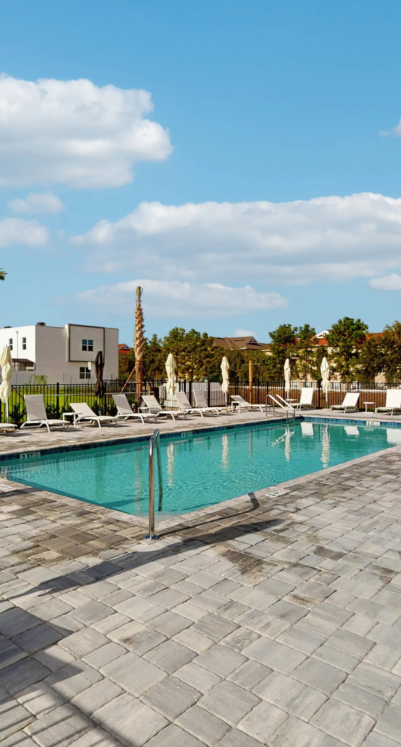 AZU112-605-4-P-Azur Resort 605