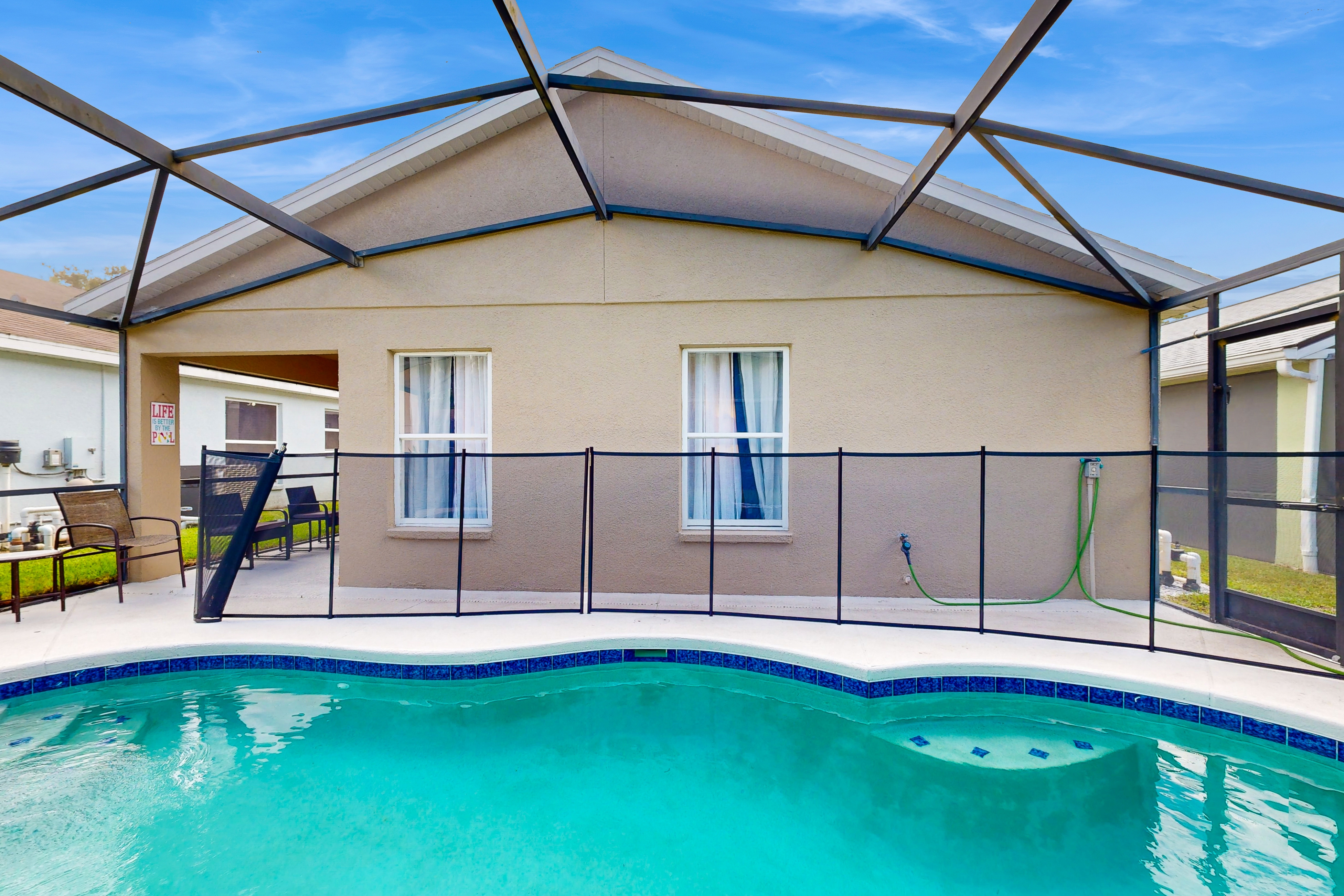 Dog-friendly, private pool , central AC, full kitchen, WiFi, Snow-bird friendly