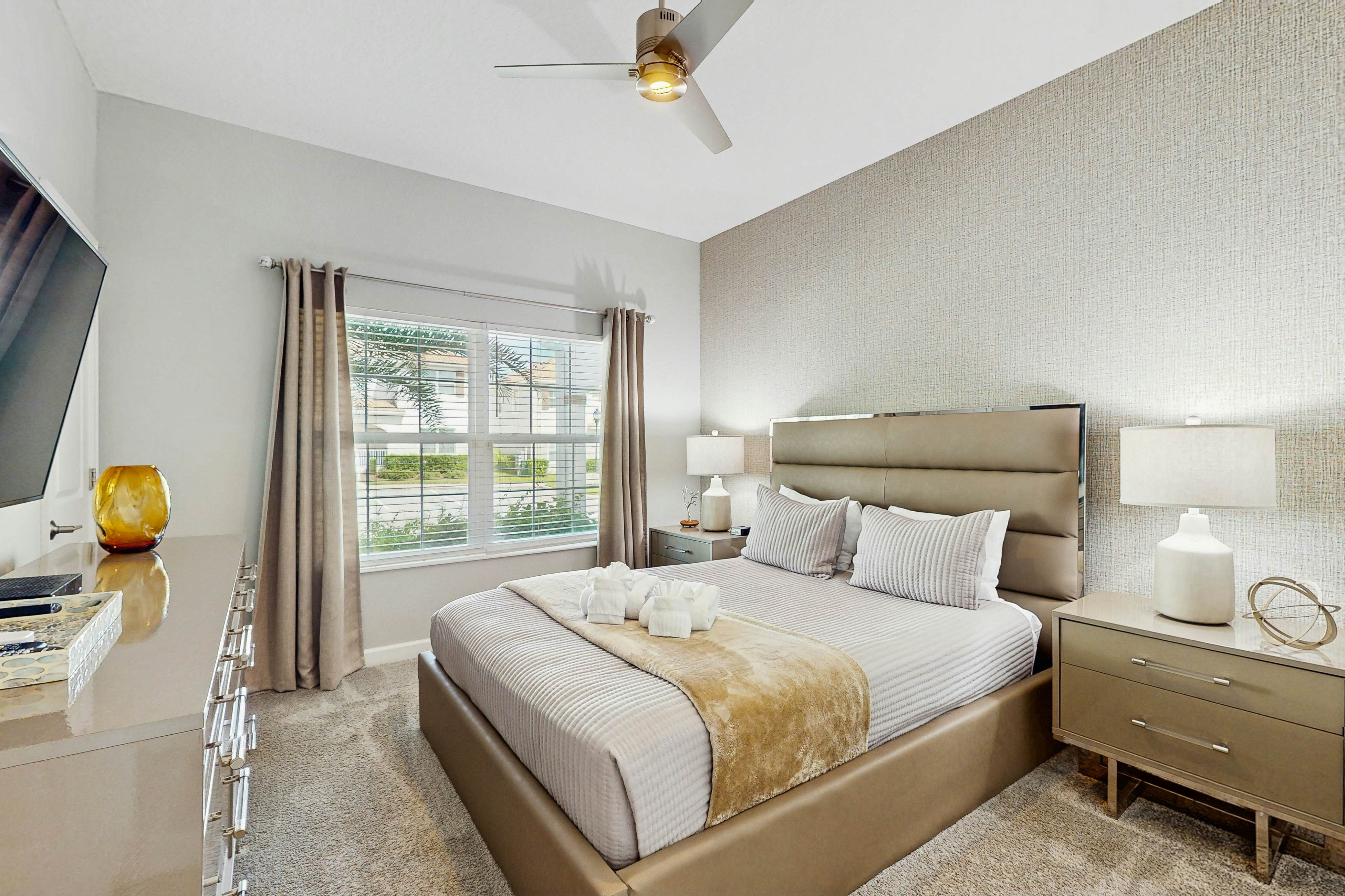 STL131-4826-4-GP - Sunshine & Storybook Stays