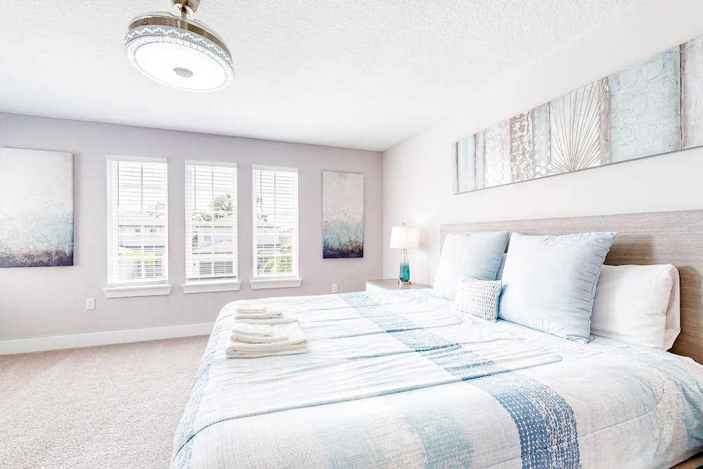 Bright home with private pool, Washer/Dryer and Internet
