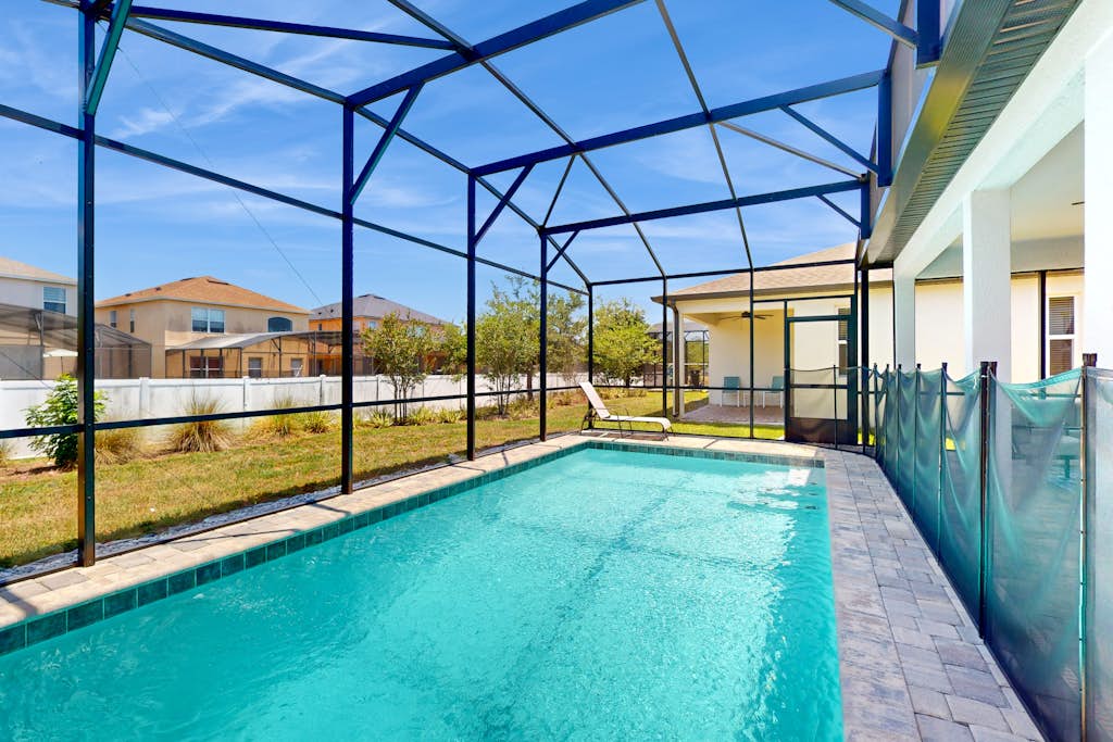 Bright home with private pool, Washer/Dryer and Internet