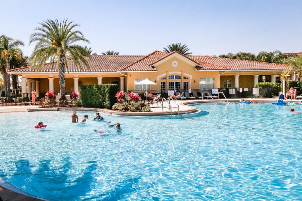 Family & kid-friendly condo w/ shared pool and hot tub - close to theme parks