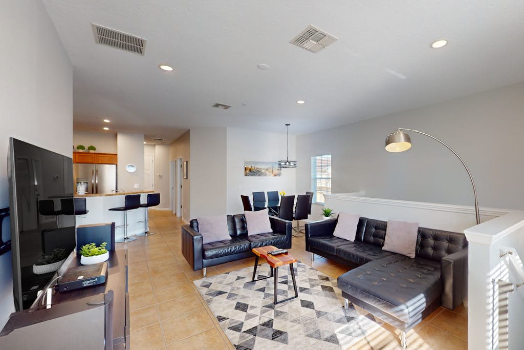 Family & kid-friendly condo w/ shared pool and hot tub - close to theme parks