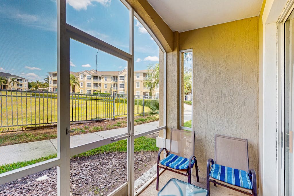 Windsor Palms townhome with WiFi, AC, screened patio, pool, hot tub, & tennis