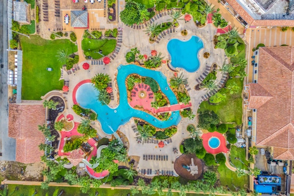 Snowbird-friendly townhouse with on-site hot tub, pool, game room & grills