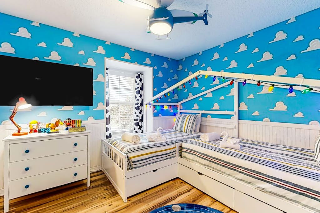 Dog-friendly townhouse near Disney with outdoor pool, patio, streaming, W/D, AC
