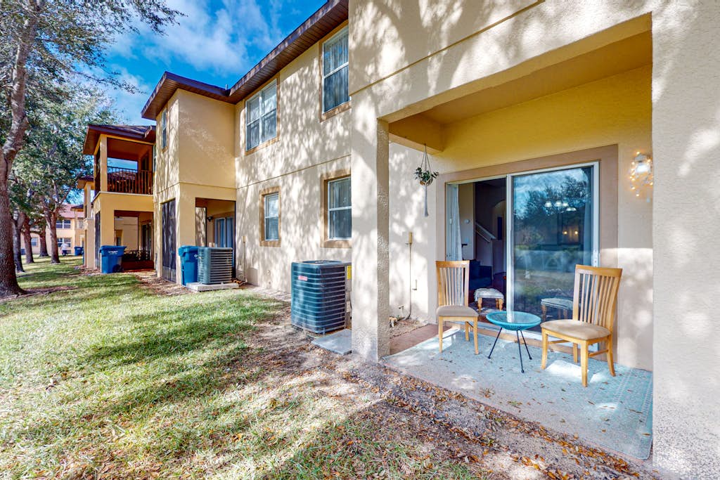 Dog-friendly townhouse with heated pool, lazy river, hot tub, game room, BBQ