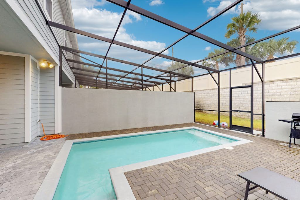 Charming townhome with private pool, lanai, & washer/dryer