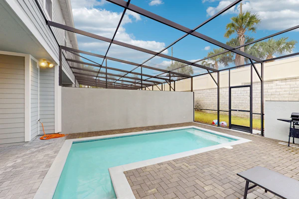 Charming townhome with private pool, lanai, & washer/dryer
