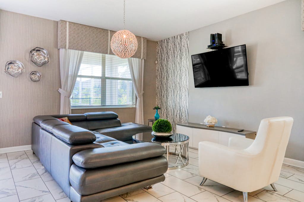 Spacious home with private pool, clubhouse - near theme parks