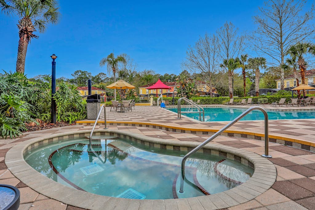 Townhouse near theme parks & shopping with pool access