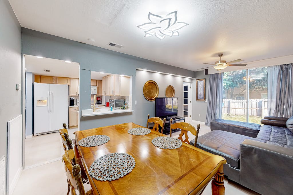 Comfortable townhome near Disney with athletic courts & pool access, patio, & AC