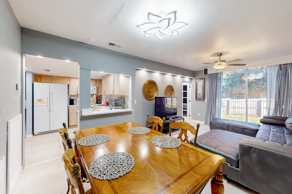 Comfortable townhome near Disney with athletic courts & pool access, patio, & AC
