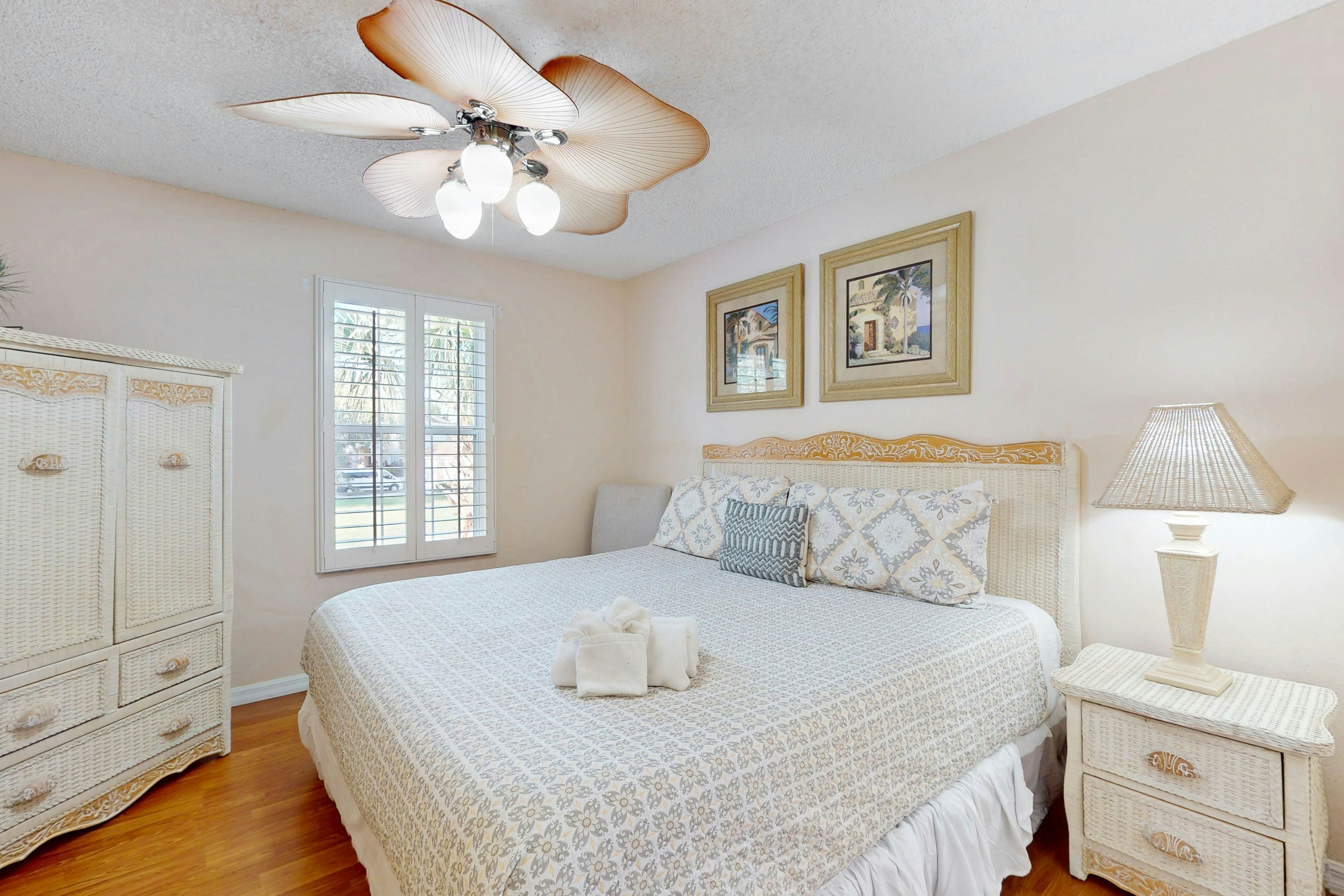 EMI107-8545-7-P-Summer Breeze - Emerald Island Resort