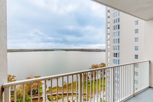 Welcoming lakefront condo with gorgeous lake view, kitchen, AC, pool & hot tub