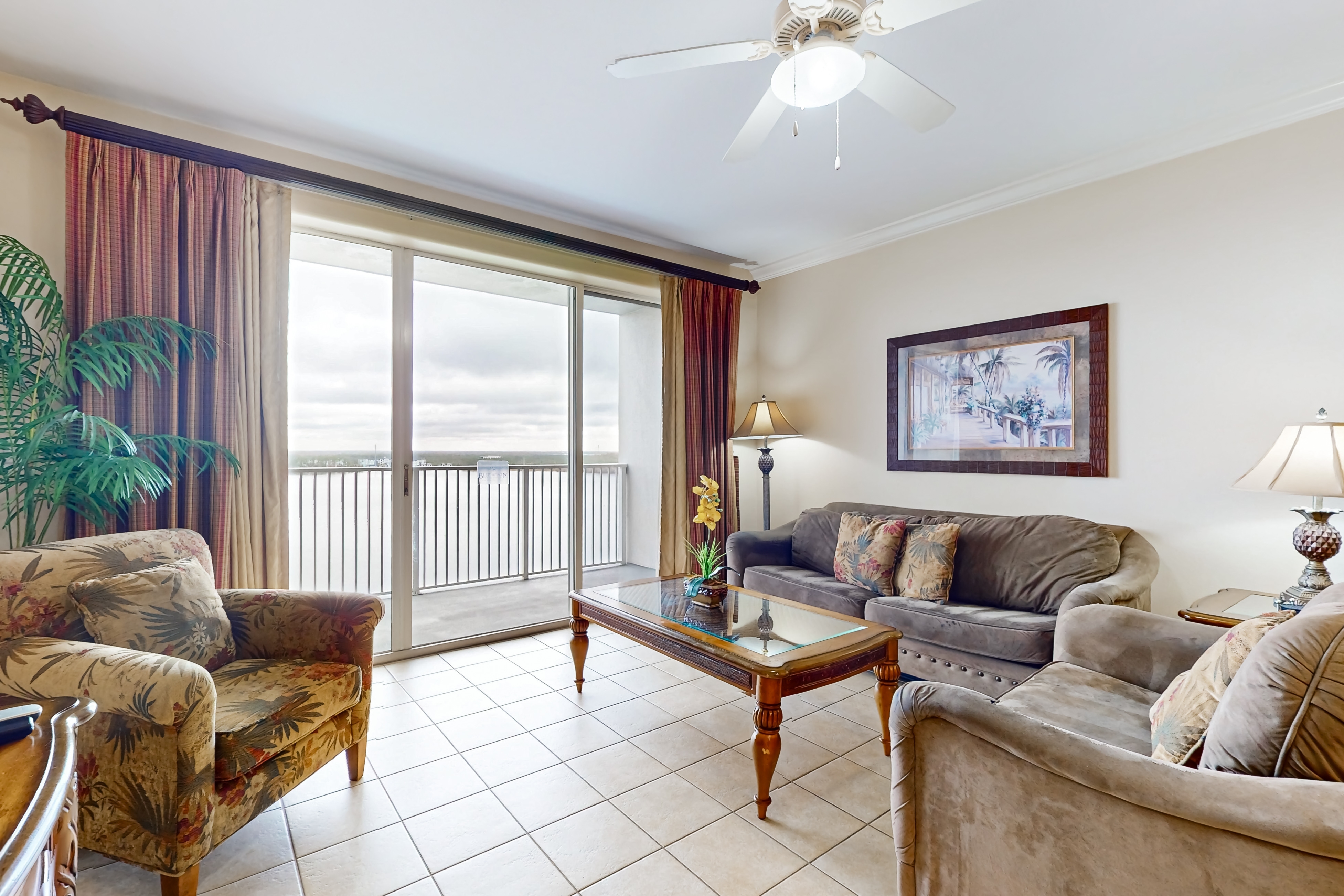 Welcoming lakefront condo with gorgeous lake view, kitchen, AC, pool & hot tub