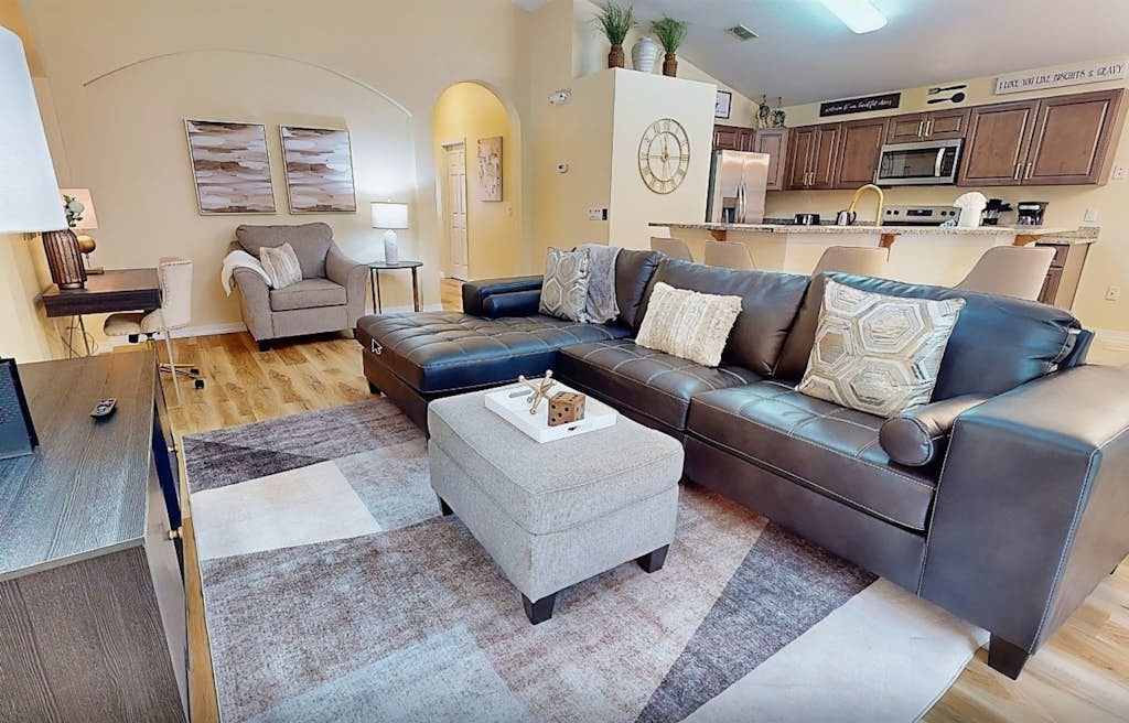 Gated home w/ private pool, furnished patio, close to Disney - snowbirds welcome