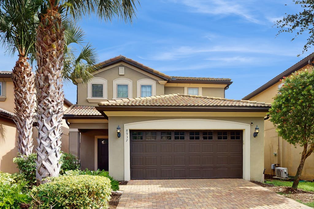 Spacious resort style home w/ enclosed pool, shared pool & hot tub,-dog friendly