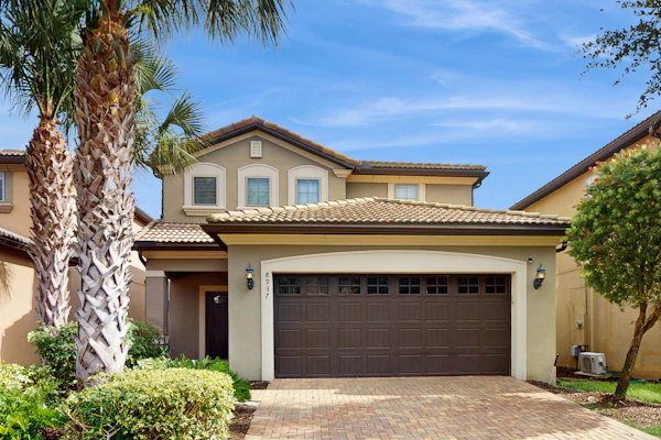 Spacious resort style home w/ enclosed pool, shared pool & hot tub,-dog friendly