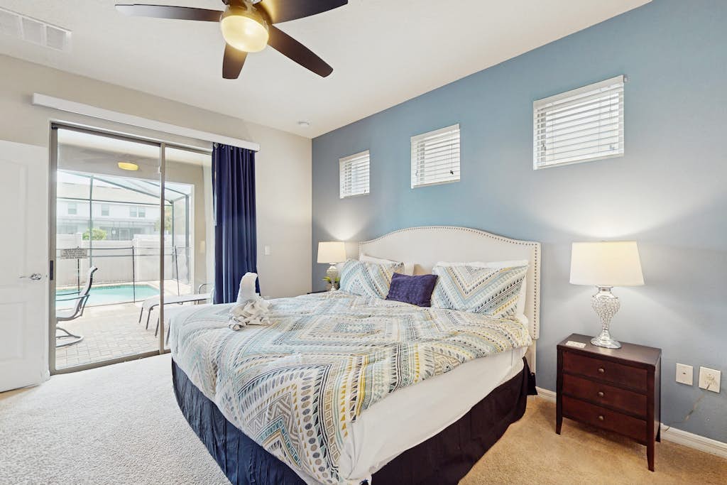 Spacious resort style home w/ enclosed pool, shared pool & hot tub,-dog friendly