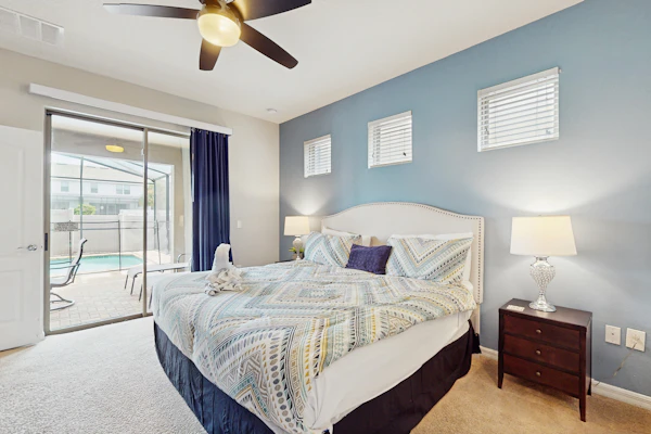 Spacious resort style home w/ enclosed pool, shared pool & hot tub,-dog friendly