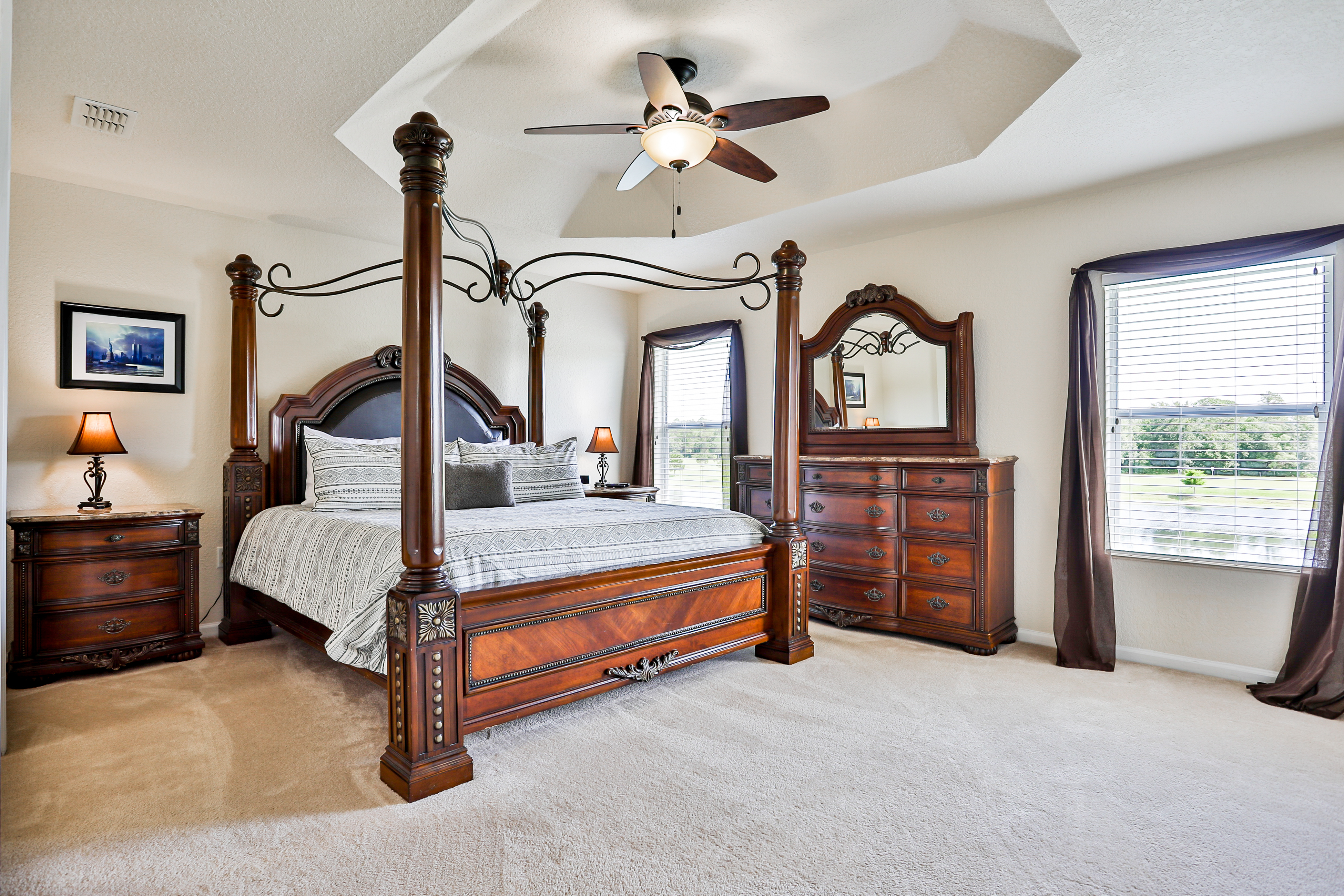 Delightful lakefront townhome with pool, volleyball, fast WiFi & AC